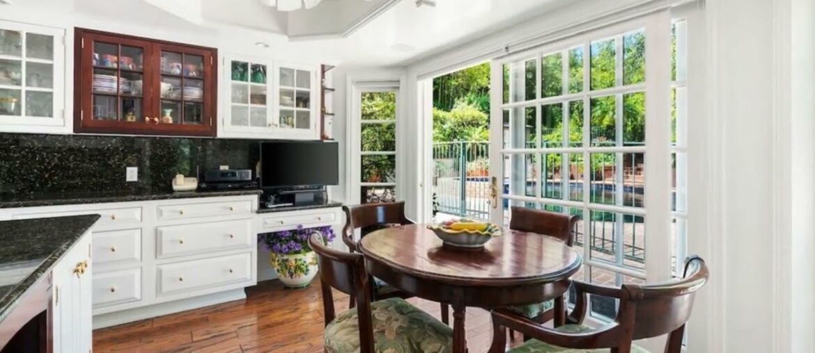 9825 Melinda Drive, Beverly Hills, CA 90210