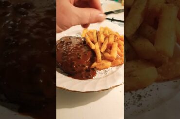 STEAK WITH A RED WINE SAUCE AND CHIPS #shorts #steak