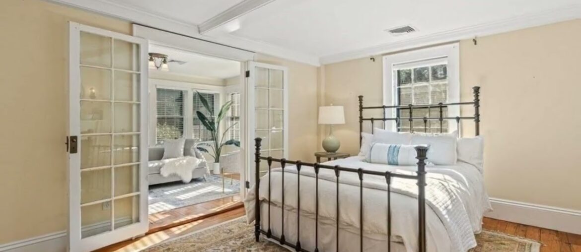 31 Abbott Road, Wellesley, MA 02481 31 Abbott Road, Wellesley, MA 02481