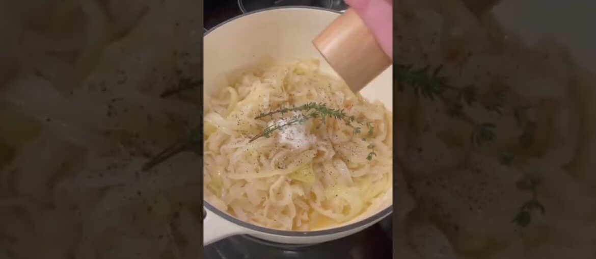 Stop Scrolling if you want to learn how to make the BEST FRENCH ONION SOUP by @erinabeeats