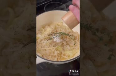 Stop Scrolling if you want to learn how to make the BEST FRENCH ONION SOUP by @erinabeeats