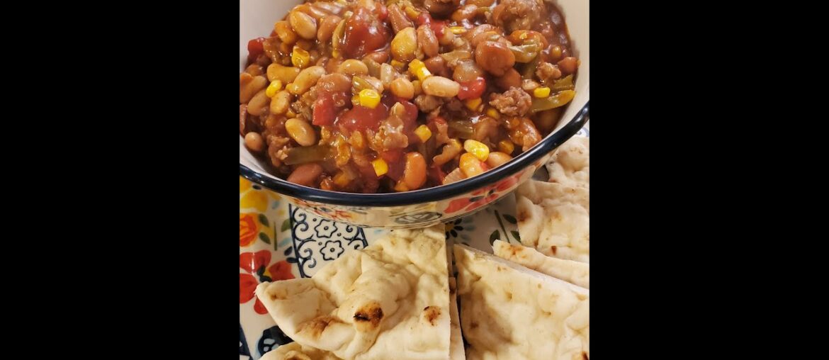 White bean chili & pita bread