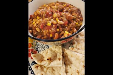 White bean chili & pita bread