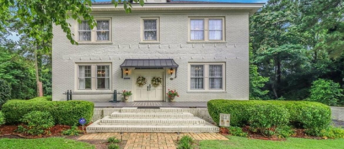 440 Hampton St, Elloree, SC Presented by Brandon Ray. 440 Hampton St, Elloree, SC Presented by Brandon Ray.