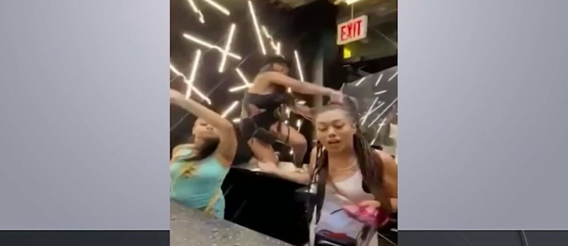 $1.25 for Extra Sauce? Brawl Erupts Over NYC Restaurant French Fry Rule