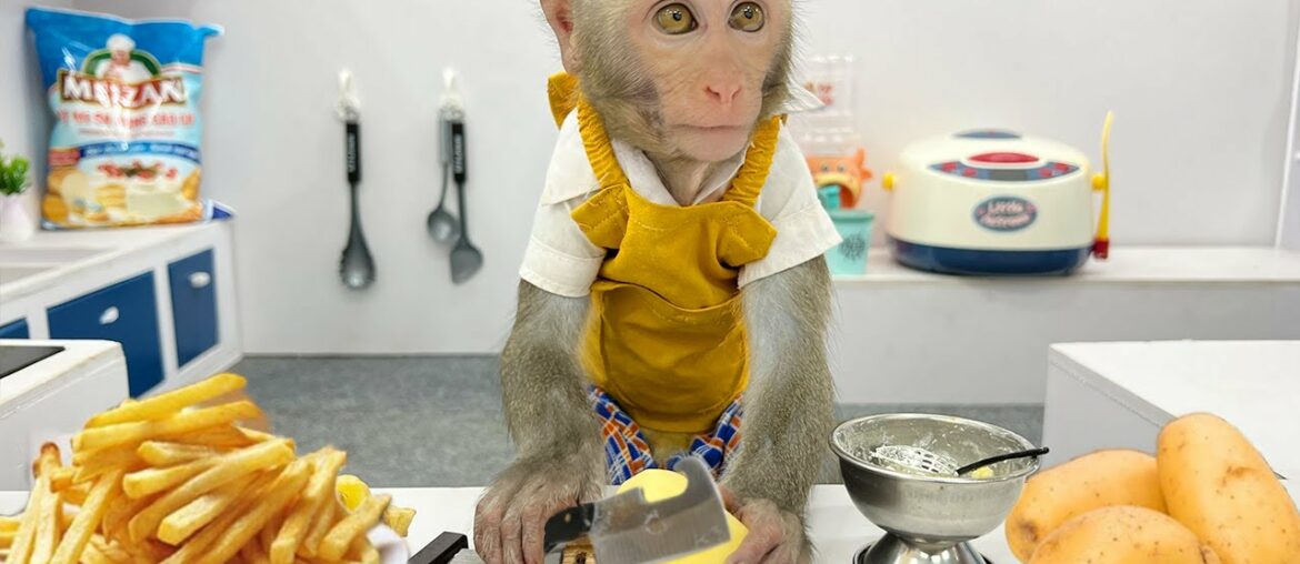 Baby Monkey Bim Bim cooking french fries and swims with the funny duckling in the water park