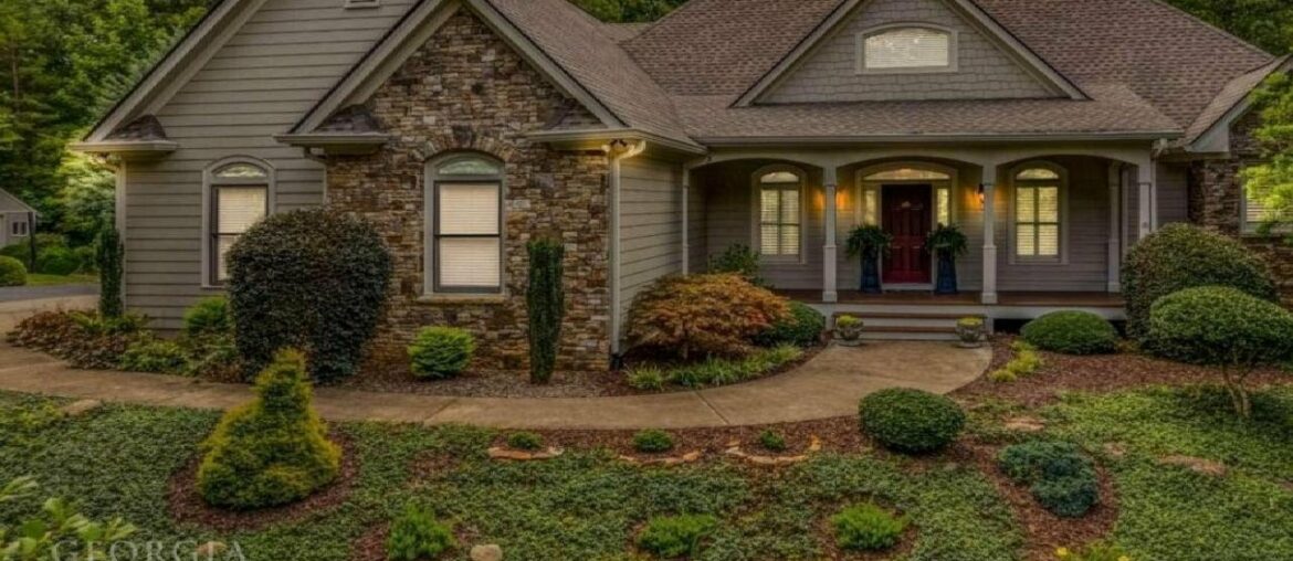 426 Cove Lake Drive, Marble Hill, GA Presented by Thea Marcacci & Judy Waters All Aces Realty Group. 426 Cove Lake Drive, Marble Hill, GA Presented by Thea Marcacci & Judy Waters All Aces Realty Group.