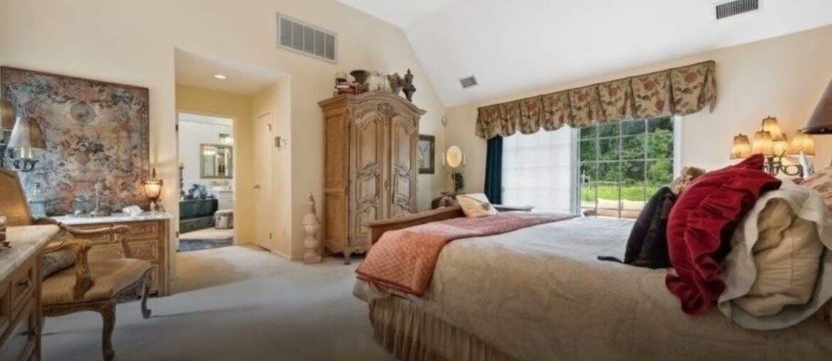 19 The Chase, St. James, NY 11780