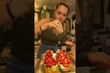 Tomato & pesto French bread