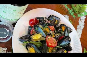 Streamed French Bouchot mussels with white wine
