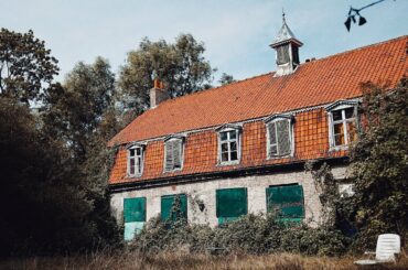 LIFETIME OF HOARDING LEFT TO DECAY ABANDONED FRENCH HOUSE TRAPPED IN TIME