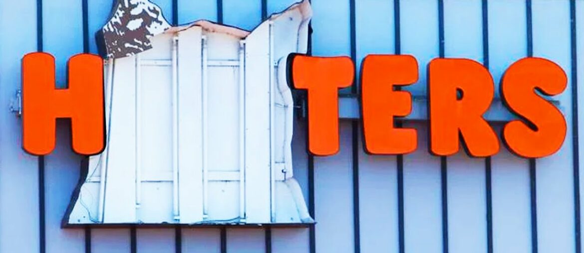 15 SECRETS Hooters Servers Want You to Know 15 SECRETS Hooters Servers Want You to Know