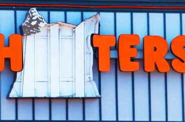 15 SECRETS Hooters Servers Want You to Know