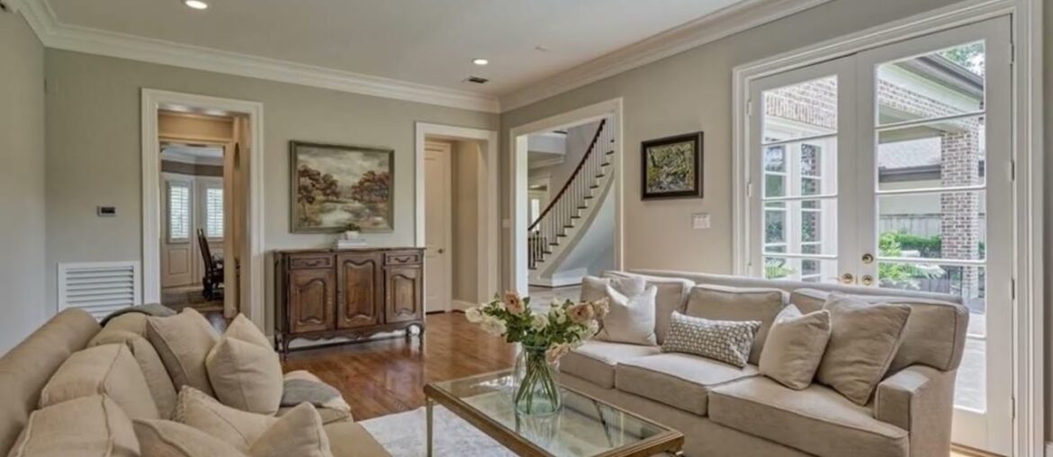 2 Hampton Place, The Woodlands, TX 77381 2 Hampton Place, The Woodlands, TX 77381