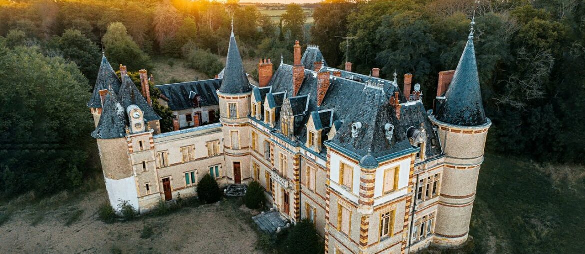 ABANDONED Millionaires Mansion THE FAMILY WENT MISSING (SECRET PALACE)