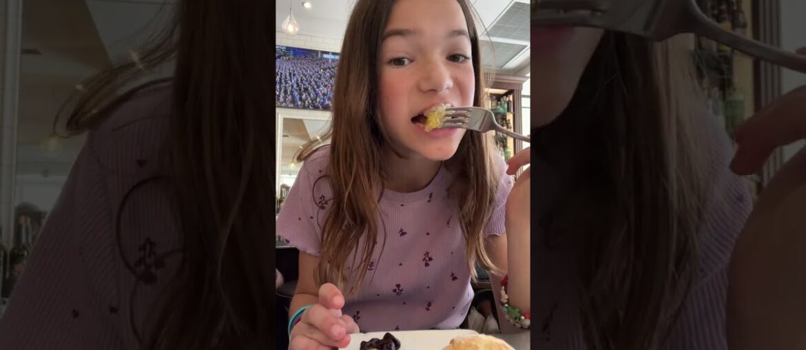 i looooove this french restaurant!!! 10/10 w/ Julia Flower and butter blossom