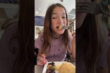 i looooove this french restaurant!!! 10/10 w/ Julia Flower and butter blossom