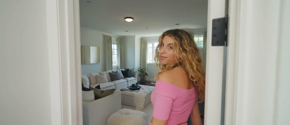 LA GIRL GIVES LA HOME TOUR