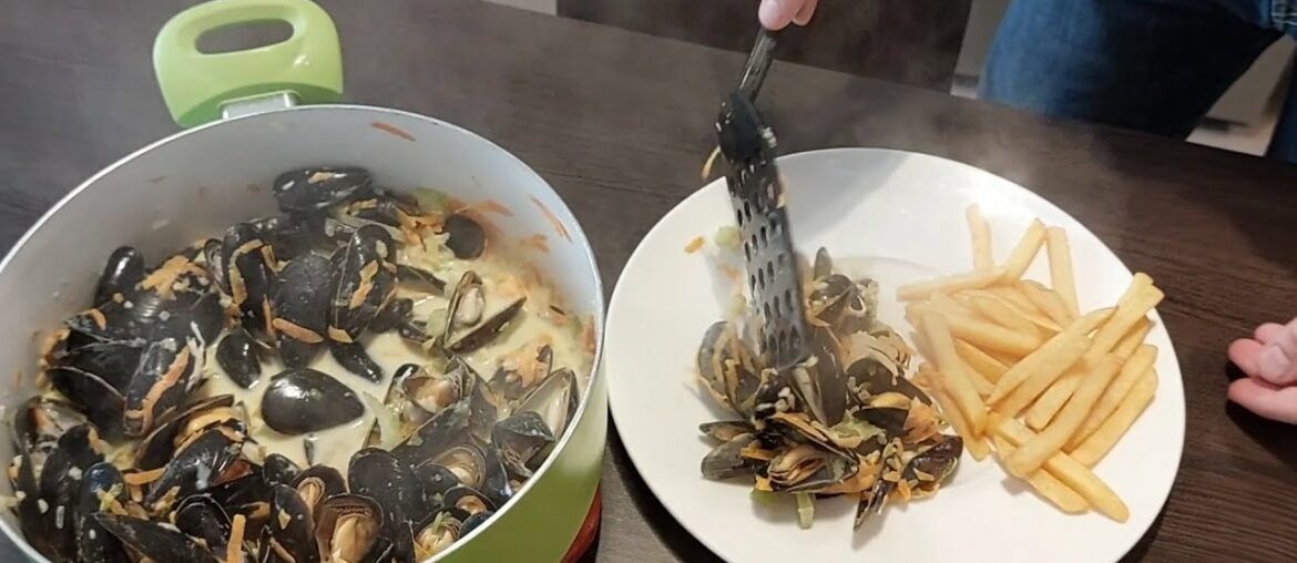 Mussels White Wine, GARLIC, Cream. FRENCH DISH. Mussels White Wine, GARLIC, Cream. FRENCH DISH.