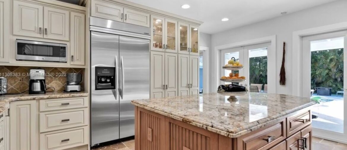 14050 Southwest 70th Avenue, Palmetto Bay, FL 33158