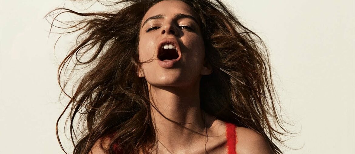 Emily Ratajkowski quells Brad Pitt romance rumors by kissing a stranger in public