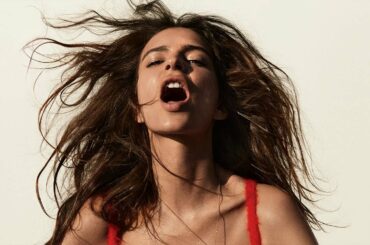 Emily Ratajkowski quells Brad Pitt romance rumors by kissing a stranger in public