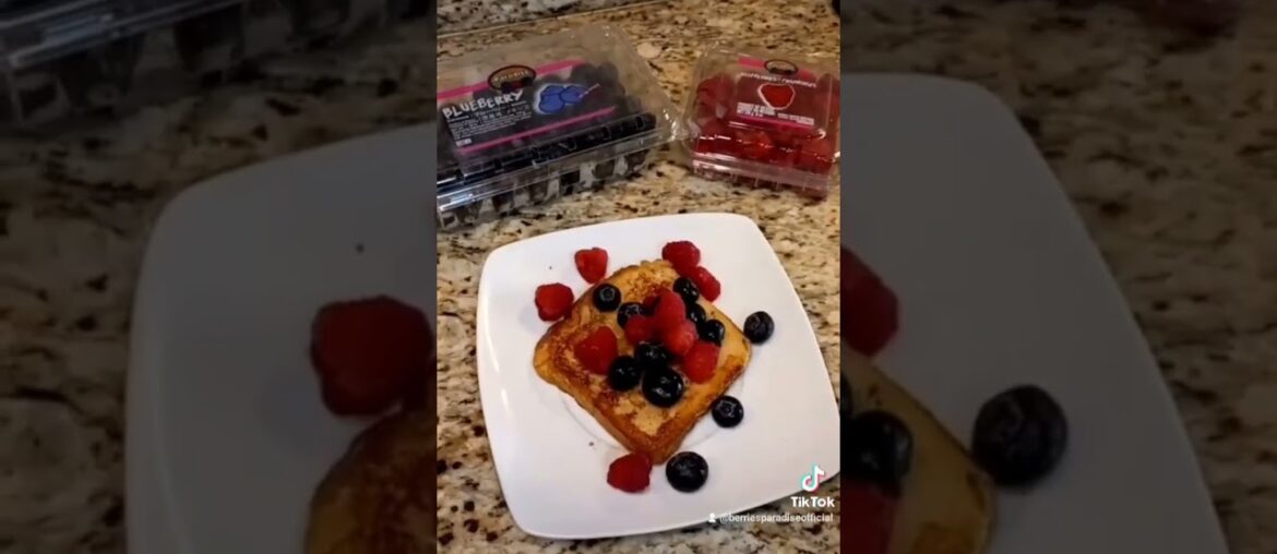 #Shorts French Toast Easy sweet recipe with berries aesthetic