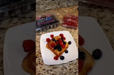 #Shorts French Toast Easy sweet recipe with berries aesthetic
