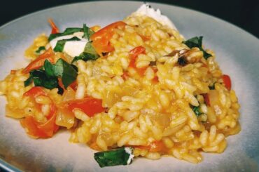 Cooking Smoked paprika risotto with gratin goat cheese with honey walnut pieces and tomato basil