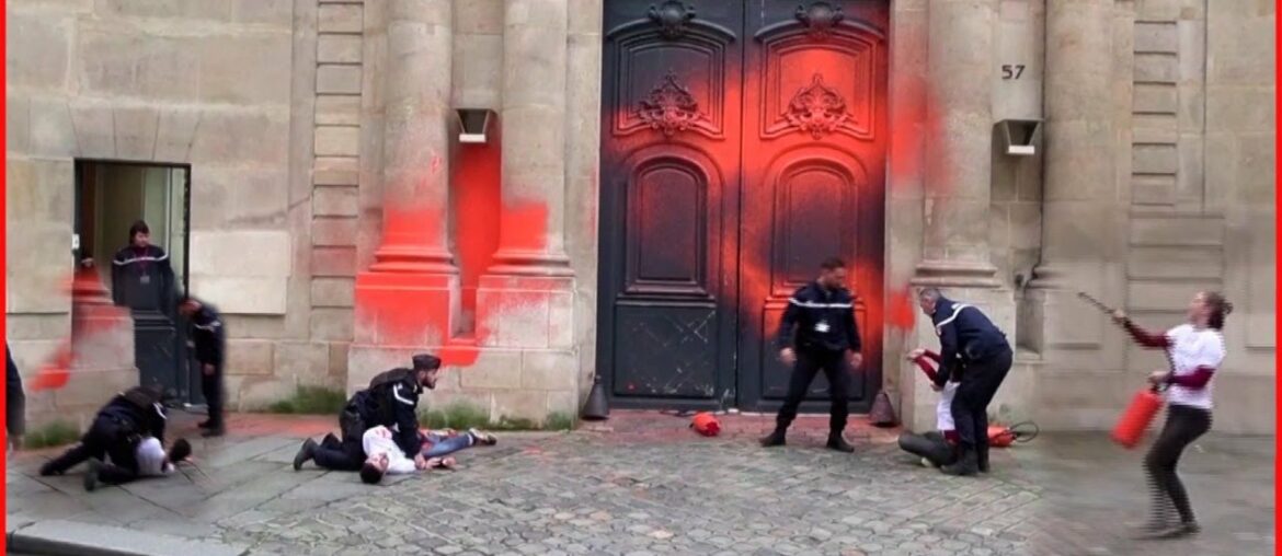 Climate activists attack French prime minister’s office with paint Climate activists attack French prime minister’s office with paint