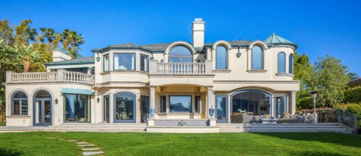 3352 CLERENDON RD, BEVERLY HILLS, CA Presented by Fred Nabati.