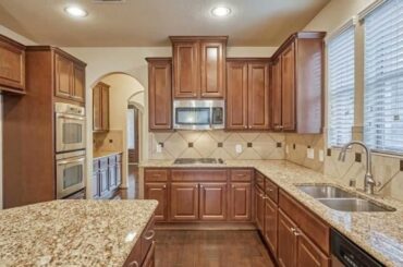 10 Golden Orchard Place, The Woodlands, TX 77354