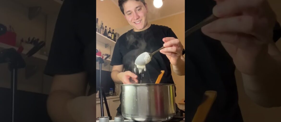 Cipolle, pane e formaggio e il nostro Michele ci ha preparato una zuppa francese strepitosa #shorts