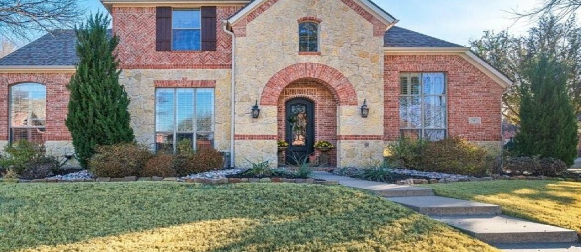 910 Benbrook Circle, Lantana, TX Presented by Stephanie Seay.