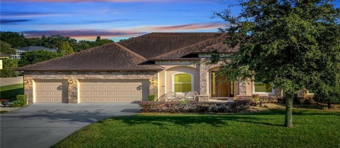 11146 CRESCENT BAY BOULEVARD, CLERMONT, FL Presented by RE/MAX HERITAGE.