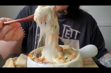 ASMR. @ASMRPhan's DELICIOUS French Onion Soup (Eating sounds//Cooking sounds)