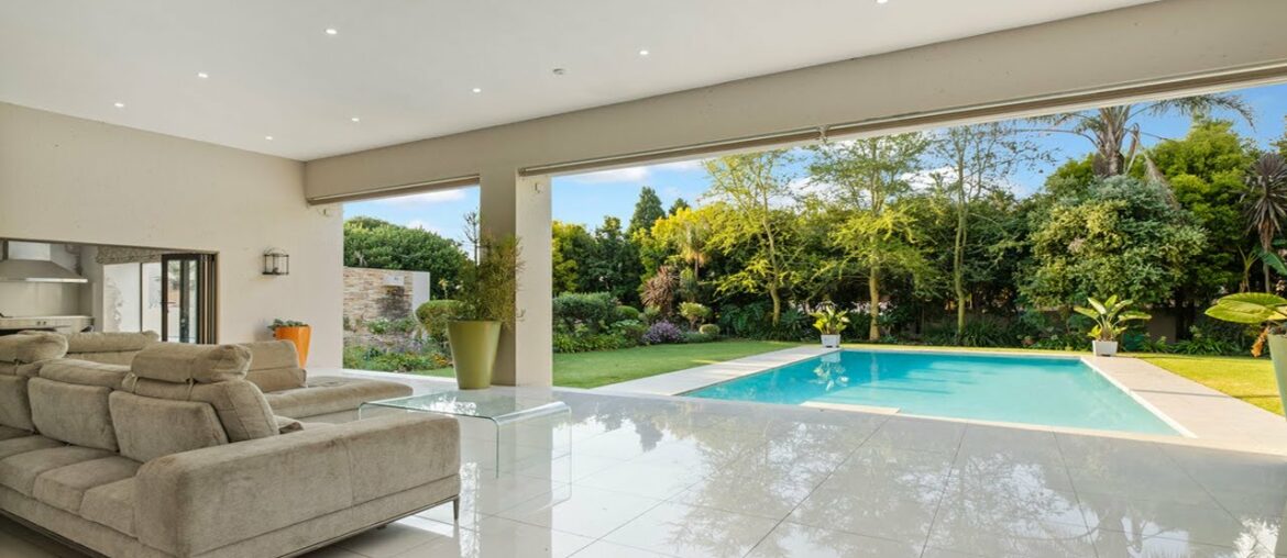 Contemporary sophisticated and stylish in sought after Morningside enclosure!