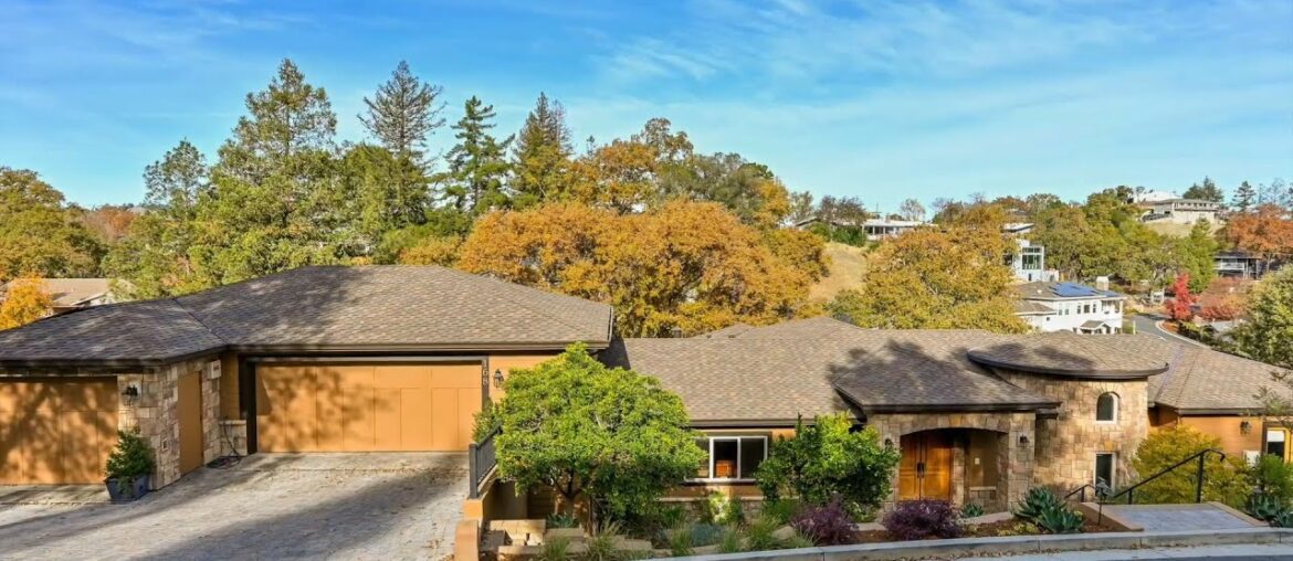 STUNNING HIGH-QUALITY CUSTOM HOME BUILT IN 2007!