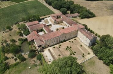 Remarkable 17th C castle with 491 ha of vineyards+ land