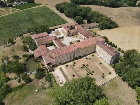 Remarkable 17th C castle with 491 ha of vineyards+ land Remarkable 17th C castle with 491 ha of vineyards+ land