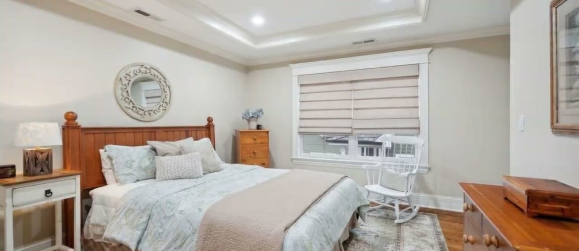 1525 Kaywood Lane, Glenview, IL 60025