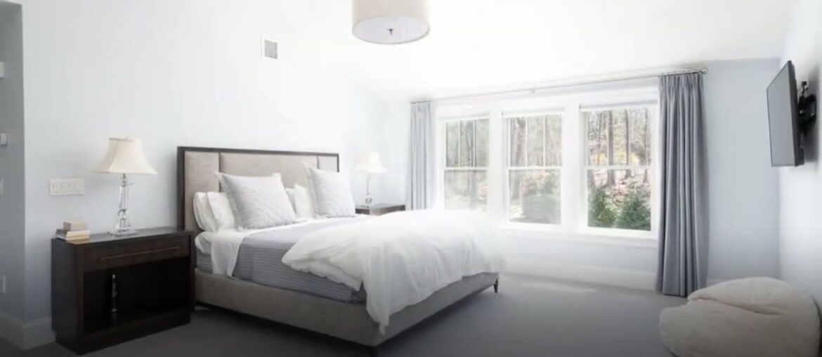 690 Wellesley Street, Weston, MA 02493