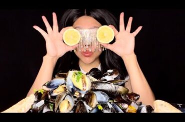 Steamed Mussels in White Wine, Shallot, Garlic & Butter Sauce with Crusty French Bread