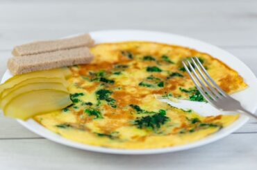 Nettle omelet: an easy recipe for a hearty and delicious breakfast.