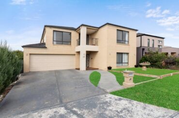 10 French Crescent, CAROLINE SPRINGS, Victoria