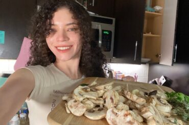 Bimbo American Speed Cooks French Chicken Fricassee