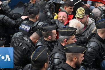 French Police Push Back Anti-Pension Reform Protesters | VOA News