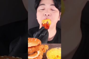 ASMR MUKBANG BURGERS FRIED CHICKEN FRENCH FRIES EATING #asmr #mukbang #ytshorts