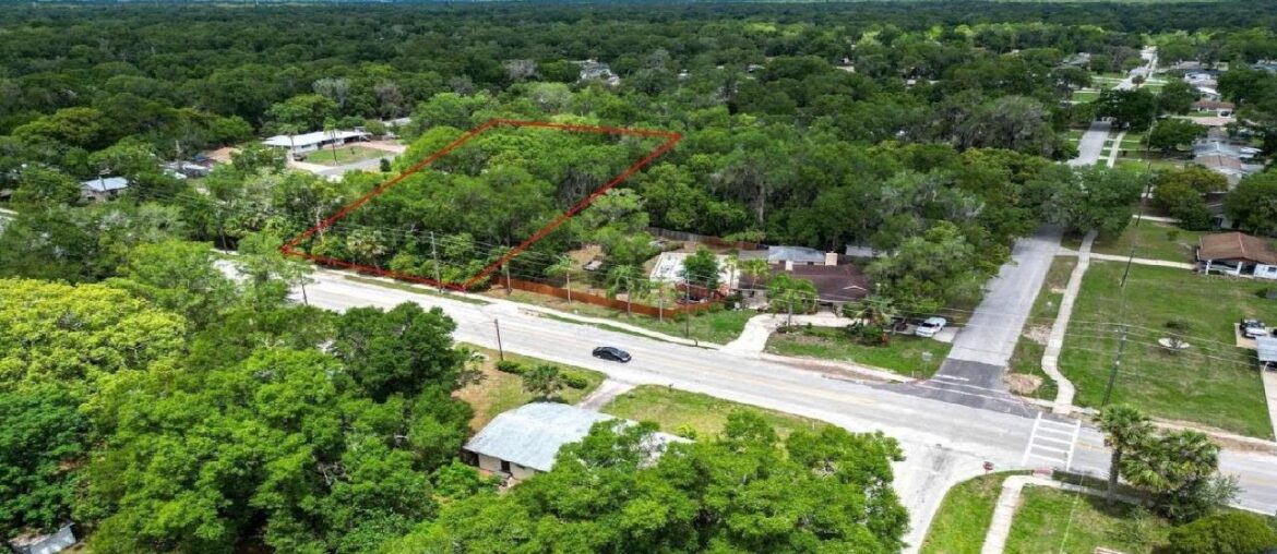 415 W FRENCH AVENUE, ORANGE CITY, FL Presented by Jennifer Clark.