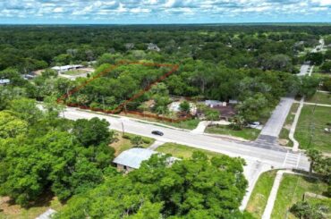 415 W FRENCH AVENUE, ORANGE CITY, FL Presented by Jennifer Clark.